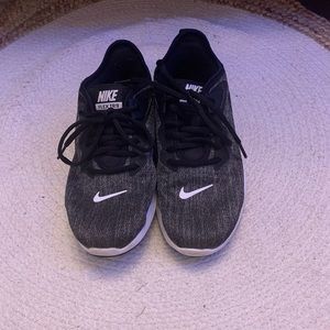 Black Nike womens flex trainer 9 shoes in a size 7.